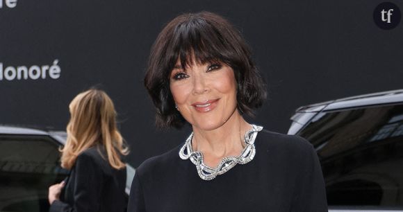 Les confidences de Kris Jenner sur son lifting

Dans un article pour le numéro de septembre de Vogue Arabia, la femme d'affaires a déclaré que sa récente amélioration cosmétique, réalisée par le Dr Steven Levine, était un "rafraîchissement" de son premier lifting il y a 15 ans. "J'ai décidé de faire ce lifting parce que je veux être la meilleure version de moi-même, et ça me rend heureuse", a-t-elle confié. "Ce n'est pas parce qu'on vieillit qu'il faut renoncer à soi-même." Elle en a profité pour donner sa vision du vieillissement et son avis sur la chirurgie esthétique. "Si vous vous sentez bien dans votre peau et que vous souhaitez vieillir avec grâce – autrement dit, si vous ne voulez rien faire – alors ne faites rien. Mais pour moi, c'est ça vieillir avec grâce. C'est ma version." Autrement dit, chacun devrait avoir le choix, bien que ce dernier soit encore trop souvent dicté par de nombreux diktats de beauté...