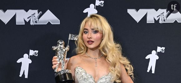 La tournée américaine de Sabrina Carpenter continue de faire scandale. Après ses tenues composées principalement de lingerie, le texte souvent très explicite de ses chansons, c’est le mime d’une position sexuelle particulièrement explicite qui a mis le feu aux poudres.