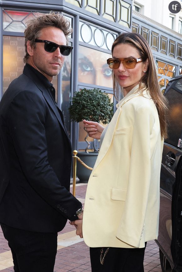 "Elle est enceinte ?", "elle est vieille" : à 44 ans, Alessandra Ambrosio s'affiche en bikini et se fait bodyshamer