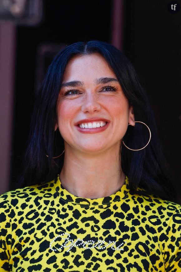 Glamour UK, dont elle a déjà occupée la couverture à trois reprises avant cela. Ce come back aussi stylé que sexy se fête pour l'artiste aux millions de followers, qui se dévoile dans un photoshoot mêlant lingerie, oripeaux de cuir, et tenues légères dont la chanteuse est habituée - sur scène, elle privilégie le confort pour enchaîner ses chorégraphies millimétrées. Dua Lipa rayonne.