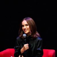 "Elle porte une culotte menstruelle ?!" : Natalie Portman ose un look audacieux mais les internautes s'acharnent