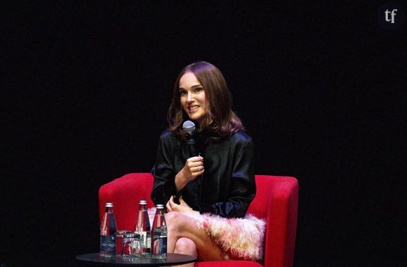 "Elle porte une culotte menstruelle ?!" : Natalie Portman ose un look audacieux mais les internautes s'acharnent