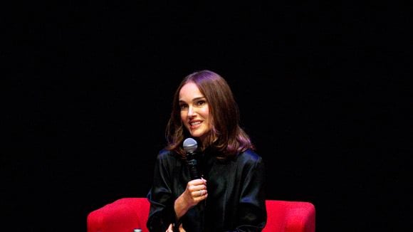 "Elle porte une culotte menstruelle ?!" : Natalie Portman ose un look audacieux mais les internautes s'acharnent