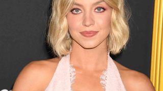 "Elle s'hyper sexualise", "femme-objet" : Sydney Sweeney se dévoile en lingerie mais ces photos scandalisent, est-ce normal ?