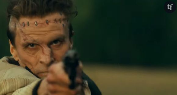 Maggie Gyllenhaal a revisité le mythe du Prométhée moderne pour son tout premier film en tant que réalisatrice. Sa version de Frankenstein avec Christian Bale et Jessie Buckley est l'un des "remake" les plus attendus de l'année. Et vient de dévoiler son tout premier trailer, qui promet une sacrée expérience : une oeuvre furieusement punk et féministe. On a l'impression de voir une version hyper gothique de Pauvres créatures, la farce truculente et très sexuelle de Yorgos Lanthimos, qui a valu à Emma Stone un Oscar de la meilleure actrice. Un manifeste qui prenait à bras le corps le patriarcat en revisitant déjà le récit de la légende de Frankenstein. Frankenstein qui dans The Bride - le titre du film qui nous intéresse ici - a donc décidé de créer, non seulement sa fameuse créature, mais également, une Fiancée pour l'accompagner. D'où le nom, oui. La Fiancée de Frankenstein, c'est un classique du cinéma d'épouvante des années cinquante, un Universal monster movie demeuré anthologique. Et sur ces images à découvrir ci-dessous, elle dévoile un visage étonnant... Et rebelle.