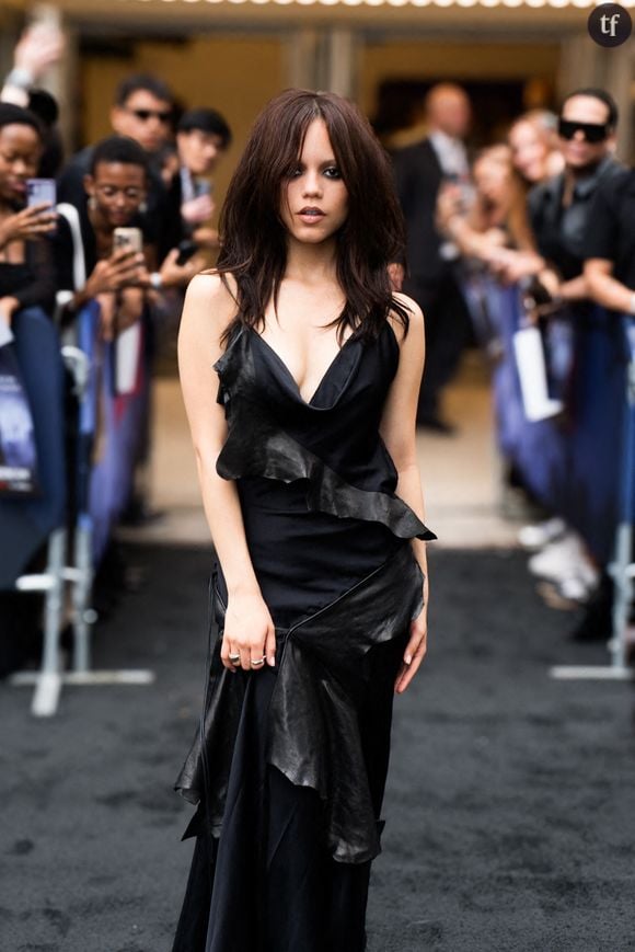 Topless sur le tapis rouge, Jenna Ortega rend hommage à une icône des années 90 avec une robe-bijou incroyable !