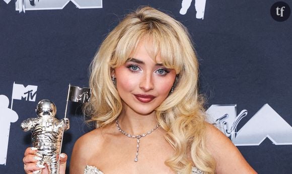 Si pour le moment, ce ne sont que des rumeurs et que rien n’est confirmé, cette affaire a fait énormément réagir sur les réseaux sociaux, les fans de Sabrina Carpenter prenant la défense de la jeune femme ou en argumentant que c’est la raison pour laquelle il ne faut jamais sortir avec un homme “moche”.