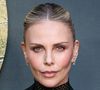 “Les gens se disent ‘il doit y avoir un truc qui cloche chez elle, elle n’arrive pas à garder un homme’”, déclare Charlize Theron au micro d’Alex Cooper, rappelant que le célibat d’une femme peut être un choix, qu’elle peut être heureuse seule et que ce n’est pas toujours quelque chose de subi.