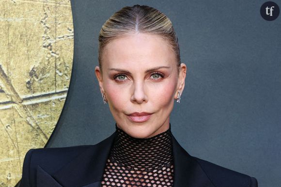 “Les gens se disent ‘il doit y avoir un truc qui cloche chez elle, elle n’arrive pas à garder un homme’”, déclare Charlize Theron au micro d’Alex Cooper, rappelant que le célibat d’une femme peut être un choix, qu’elle peut être heureuse seule et que ce n’est pas toujours quelque chose de subi.