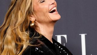 “Sexy à 61 ans” : cette mannequin féministe se dévoile en dentelle transparente et flanque une gifle aux sexistes "anti-vieilles" de tout poil