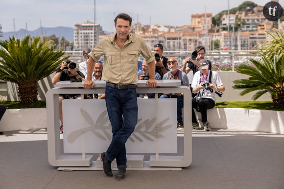 Dans une vidéo relayée par Le Média, des activistes néoféministes taguent la maison d’édition Humensis qui édite notamment le dernier livre de Nicolas Bedos. Protestant avec divers slogans. On lit et entend à ce titre : "Né avant la honte", "Victimes insultées", "Les féministes ne lâchent rien".