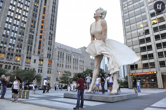 Et aujourd’hui, son héritage, c’est en partie les conséquences de cette finalité, qui a suffisamment bouleversé le monde pour l’alerter sur la fragilité psychologique des stars, les enjeux de santé mentale, qui s’exacerbent quand il y a surexposition, les maux dont les femmes souffrent d’autant plus dans une société qui n’a de cesse de les scruter. C’est bien simple, aujourd’hui, toutes les stars parlent de ce qu’elles ont pu vivre et de ce qu’elles éprouvent : les idées suicidaires, le burn out, la dysmorphie corporelle, la dépression. Marilyn, elle, en parlait déjà, moins librement certes, et ses écrits sont restés.