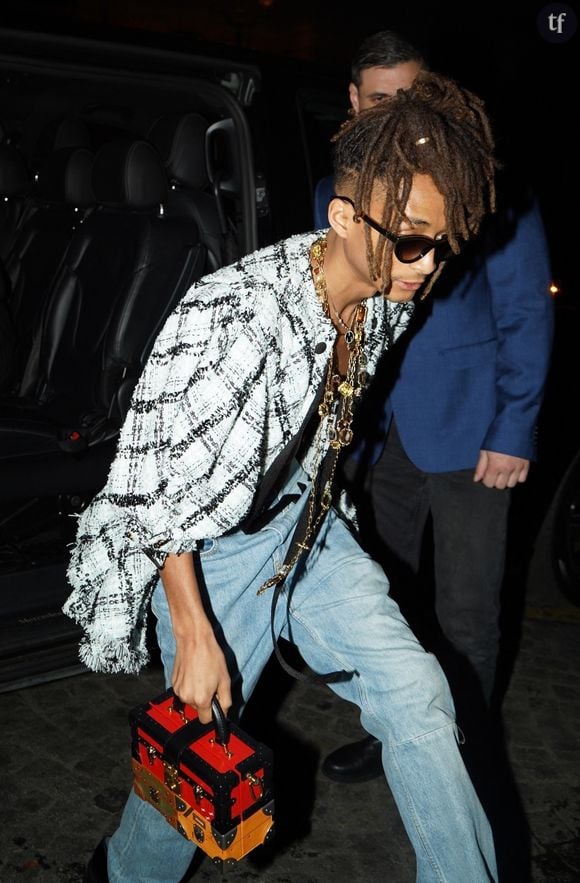 Ce lundi 10 mars, Jaden Smith paradait en compagnie d'autres célébrités afin de représenter Louis Vuitton, et plus précisément sa collection automne-hiver 2025-2026, à la Fashion Week de Paris. Evènement bien connu du chanteur et comédien, "fils de" qui brille particulièrement par ses styles tour à tour audacieux, conceptuels et iconoclastes.