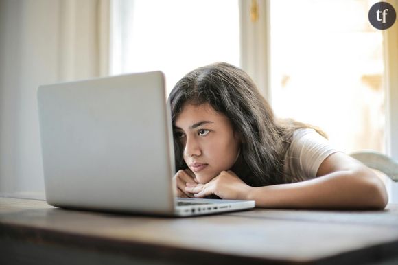 Les jeunes filles sont engrenées de différentes manières : "Des groupes de copines, le petit-copain, ou des réseaux plus organisés." L'accès est notamment facilité par certains sites internet.