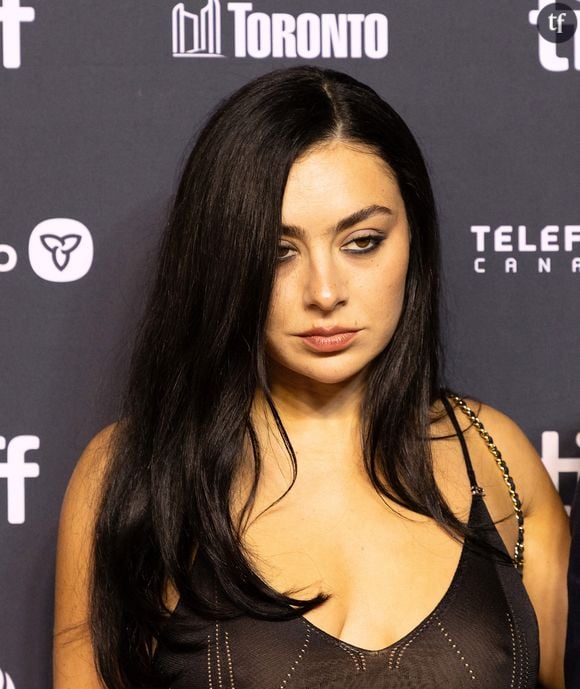 Du prochain Gregg Araki, auteur d'une oeuvre trash, mélancolique et queer qui semble avoir profondément inspiré son propre univers musical, au futur film sanguinolent de Takashi Miike, l'un des rois du cinéma-choc japonais (Audition, et sa scène finale traumatisante), charli xcx multiplie les partitions à venir sous le regard des plus grands cinéastes. Et c'est pour un tout autre film, Erupcja, romance lesbienne iconoclaste, qu'elle était sur le tapis rouge, au festival international du film de Toronto, comme en témoignent les photos ci-bas...