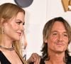 19 ans de mariage

Nicole Kidman et Keith Urban se sont rencontrés en 2005, puis se sont mariés en 2006, quelques années après le divorce de l'actrice avec son précédent époux, Tom Cruise. Ils ont eu ensemble deux filles, Sunday Rose, née en 2008 et Faith Margaret, née d’une mère porteuse en 2010. 

Durant les débuts de leur relation, Nicole Kidman a aidé son mari à affronter ses problèmes d'addiction à l'alcool, en l'incitant à suivre une cure de désintoxication. Dans des interviews données depuis, le chanteur de country a reconnu que l'actrice avait joué un rôle essentiel dans sa guérison. Durant près de 20 ans, le couple est apparu très soudé lors de ses apparitions sur les tapis rouges.