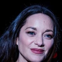 “Banale, trop fade”, “Squelettique”, “Aucune allure” : Marion Cotillard glace ses haters avec son look “Reine des neiges”