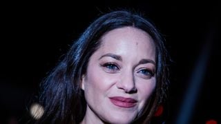 “Banale, trop fade”, “Squelettique”, “Aucune allure” : Marion Cotillard glace ses haters avec son look “Reine des neiges”