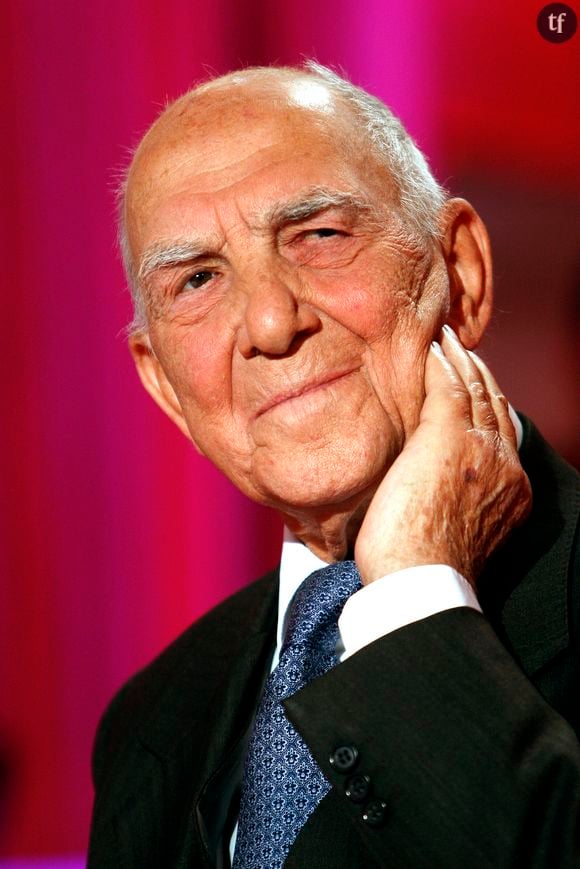 Stephane Hessel demeure reconnu en tant que grand intellectuel et penseur - on lui doit notamment le manifeste "Indignez-vous", best seller notable des années 2000. Mais sa prose est moins étoffée quand il commente les seins des femmes. Selon les internautes, indignés, justement.