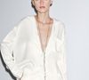 Deux publicités de la marque de vêtements espagnol Zara ont été retirées par le régulateur britannique de la publicité, qui a estimé qu’elles mettaient en scène des mannequins à la "maigreur malsaine". L'Advertising standards authority (ASA), l'organisme indépendant qui régule la publicité dans le pays, a statué que ces photos étaient "irresponsables" et qu'elles "ne doivent plus apparaître sous la forme qui a fait l’objet de la plainte".
Des "clavicules saillantes"
Selon un article de la BBC, plusieurs éléments ont été pris en compte pour appuyer cette décision. L’ASA estime que l’une des photos, qui montre un mannequin en chemise oversize, laisse apparaître les "clavicules saillantes" du modèle, constituant un "élément central" de la campagne". La position du modèle, "combinée au port d’un haut ample" donne en outre "l’impression" que ses bras, ses épaules et sa poitrine sont "très minces".