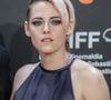 On y voit la star de Twilight arborer une tenue décontractée - jean, baskets et lunettes de soleil au nez - et, effectivement, une coiffure blonde platine, aux tonalités délicatement rock n roll. Kristen Stewart déploie "un nouveau look spectaculaire"...