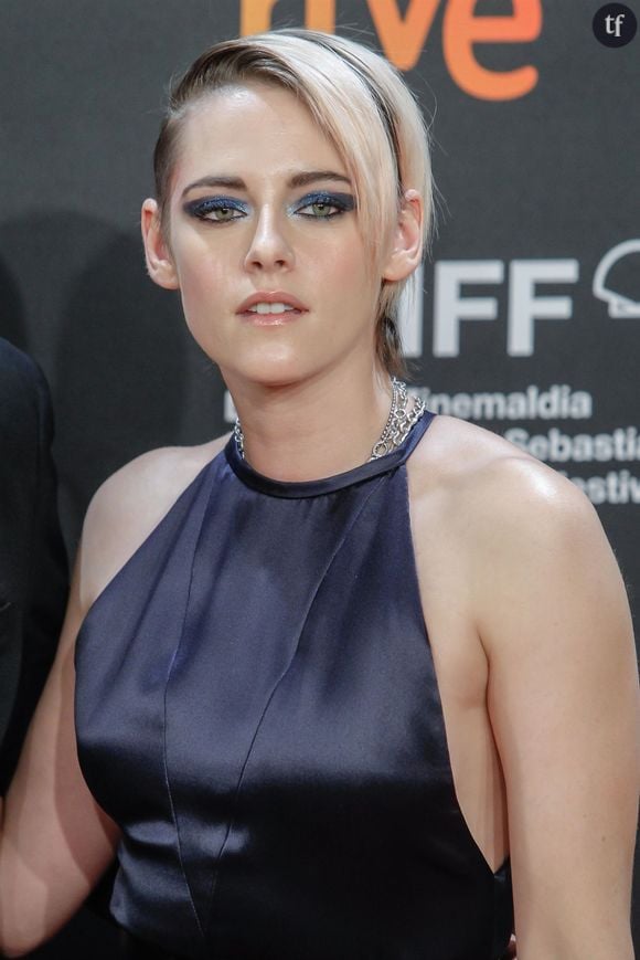 On y voit la star de Twilight arborer une tenue décontractée - jean, baskets et lunettes de soleil au nez - et, effectivement, une coiffure blonde platine, aux tonalités délicatement rock n roll. Kristen Stewart déploie "un nouveau look spectaculaire"...