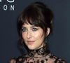 Revenons-en à nos moutons : à la Fashion Week donc, Dakota Johnson a encore fait régner sa direction artistique à elle, source de réflexions stylistiques cohérentes et remarquables : elle arborait un manteau aux couleurs très flashy, motifs léopard à la Dua Lipa, cachant un second look, très déshabillé et sulfureux. De la dentelle sous un style beaucoup plus chargé, comme une conjugaison improbable mais forte entre le kitsch post-moderne et le minimalisme sexy.