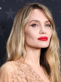 "Ca lui va si mal" : Angelina Jolie est royale sur le tapis rouge, mais les internautes détestent... ses cheveux