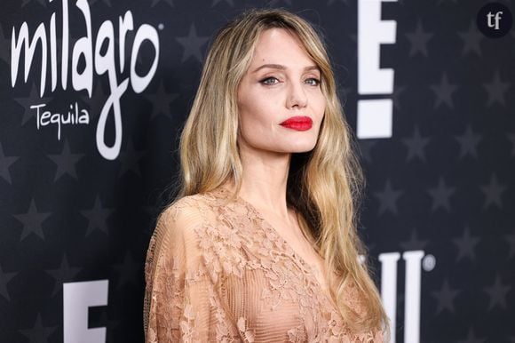 "Ca lui va si mal" : Angelina Jolie royale sur le tapis rouge, mais les internautes détestent... ses cheveux