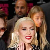 « Elle a l’air si heureuse », « quelle reine » : cette chanteuse de notre enfance ose le micro short et les maxi cuissardes à 44 ans et on adore !