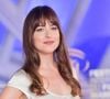 Cependant d'autres insistent sur ces "seins que l'on ne saurait voir". Les porcs ne sont jamais loin. A cela s'ajoute une touche de minute gossips : alors que Dakota Johnson serait séparée du célèbre chanteur Chris Martin, tabloïds et internautes en font leurs choux gras et voient là la raison de sa décontraction fashion...