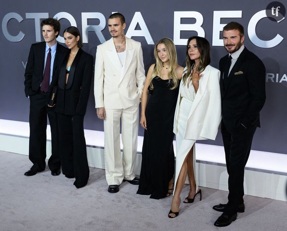 Mercredi, à Londres, Victoria Beckham a assisté à la première du documentaire qui lui est dédié. L’événement s’est déroulé en présence de son mari, David Beckham, de trois de leurs enfants, ainsi que des anciennes membres du groupe Spice Girls, venues la soutenir. L'ex-Spice Girl a pu compter sur le soutien de ses acolytes de l’époque dont elle est restée proche. Si Mel B, était absente, Emma Burton, Gerri Halliwell et Mel C avaient fait le déplacement pour l’occasion. Une réunion qui a ravi les fans.