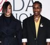 La chanteuse portait une création d'un de ses stylistes préférés pour l'occasion. Rihanna a réinventé le tailleur avec une tenue asymétrique signée Alaïa, composée d'un trench-coat cintré. Au lieu d'un pantalon classique, Riri a opté pour un pantalon à étriers pour compléter son look. A$AP Rocky était assorti à Rihanna dans une tenue décontractée. Le rappeur avait opté pour Chanel, portant une veste de costume bleu marine et un pantalon assorti à la coupe ample. Il avait apporté une touche décontractée à son ensemble avec un pull jaune beurre.