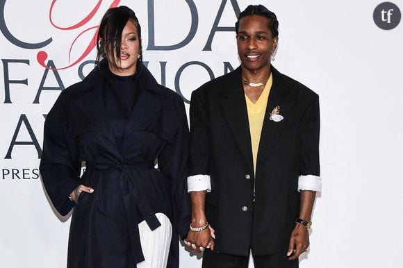 La chanteuse portait une création d'un de ses stylistes préférés pour l'occasion. Rihanna a réinventé le tailleur avec une tenue asymétrique signée Alaïa, composée d'un trench-coat cintré. Au lieu d'un pantalon classique, Riri a opté pour un pantalon à étriers pour compléter son look. A$AP Rocky était assorti à Rihanna dans une tenue décontractée. Le rappeur avait opté pour Chanel, portant une veste de costume bleu marine et un pantalon assorti à la coupe ample. Il avait apporté une touche décontractée à son ensemble avec un pull jaune beurre.