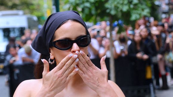 "C'est dur de s'épiler ?" : Cette chanteuse assume ses poils en pleine Fashion Week mais subit les critiques des internautes