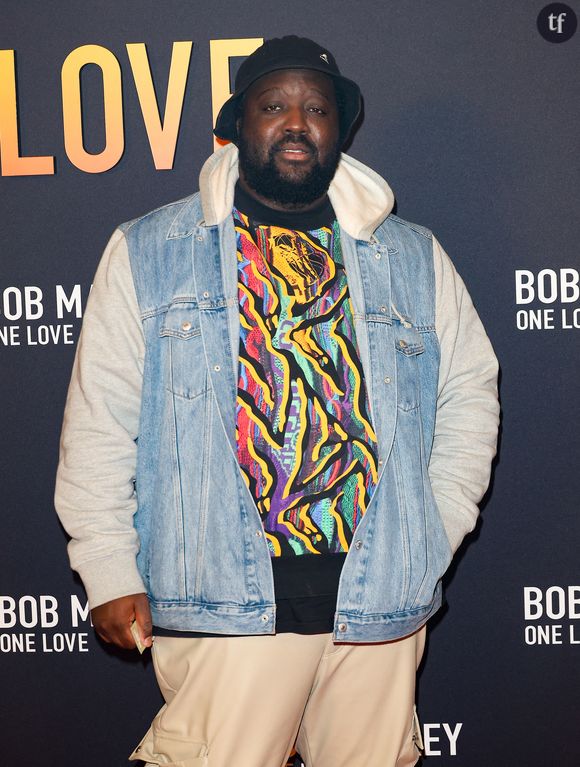 "Visés depuis 2023 par une plainte pour viol révélée par Mediapart, les deux humoristes se faisaient discrets. Après l’ouverture d’une information judiciaire en janvier 2024, ils ont été placés sous le statut de témoin assisté, le premier pour viol commis en réunion, le second pour complicité de viol en réunion. Ils restent présumés innocents des faits reprochés", factualise Télérama dans son investigation. L’humoriste Djimo visé par une information judiciaire pour viol. Il a été placé sous le statut de témoin assisté pour « viol commis en réunion ».