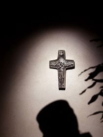 Succession du pape François : accusé d'agression sexuelle, la présence d'un cardinal fait polémique