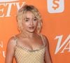 Sabrina Carpenter, icône de la culture LGBTQ ? De ses looks à ses prises de position, la star et chanteuse de "Espresso" réjouit la communauté lesbienne.