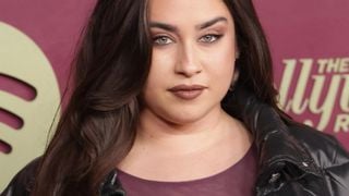 “Elle a avalé tout le groupe” : cette chanteuse iconique victime de grossophobie suite à ces images, on dit “STOP”