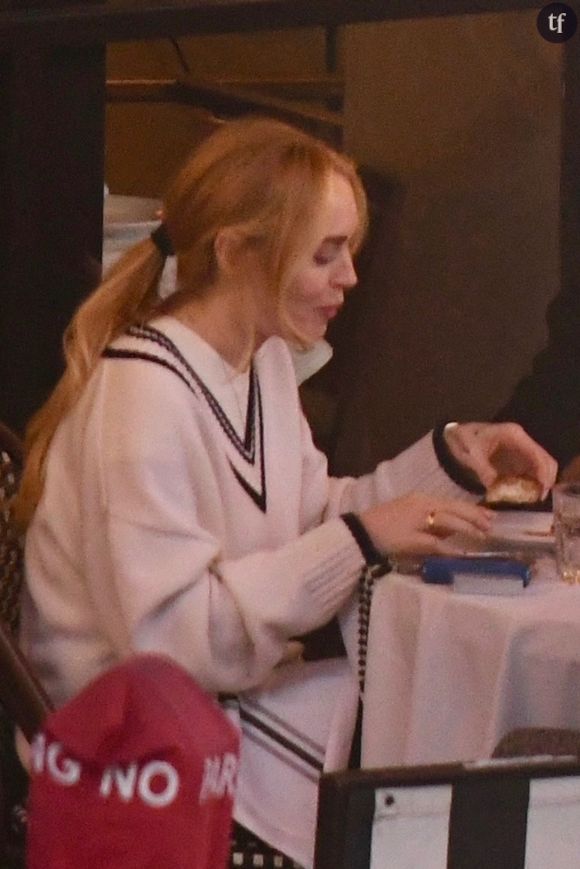 Dans le registre des commentaires plus salés cependant à l'égard de Lindsay Lohan  , d'aucuns fustigent son usage apparent - mais aux détails méconnus - de la chirurgie esthétique, d'autres comparent ces images à The Substance, la farce horrifico féministe de la frenchie Coralie Fargeat tournant justement en dérision ces pratiques médicales (en mettant en scène une Demi Moore sexa en prises avec son double de 40 ans sa cadette), quelques fans à la prose piquante exigent même de connaître l'adresse de son médecin...