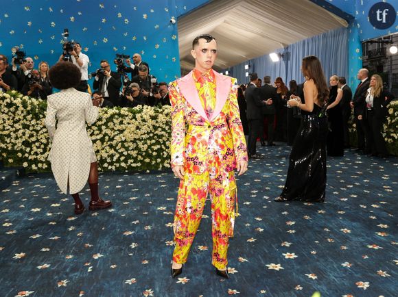 Dans son discours de remerciements, Cole Escola a d'abord remercié les autres nominés avec beaucoup d'humour : "Surtout, ce fut un réel plaisir de passer du temps avec vous autour de ces salades chaudes lors de tous ces déjeuners"
Pictured: Cole Escola