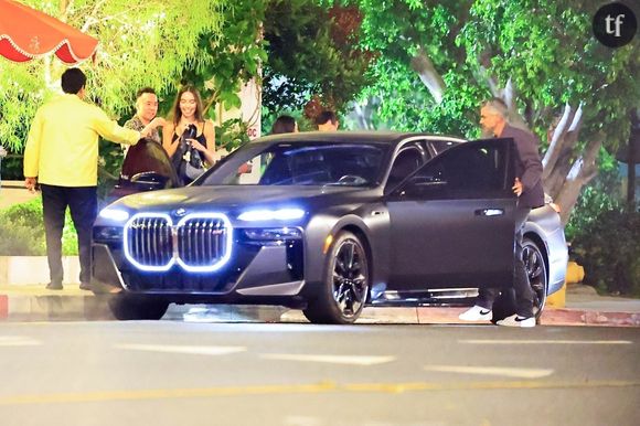 Sur les réseaux sociaux, leur différence d'âge et la ressemblance de Doerr avec Jessica Alba suscite de nombreuses critiques.