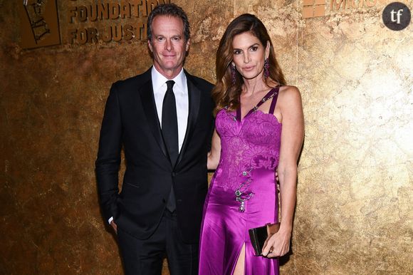 "Un couple sexy", "Une famille normale parmi les célébrités" : Cindy Crawford pose avec son mari pour leur 27e anniversaire de mariage et fait fondre les internautes