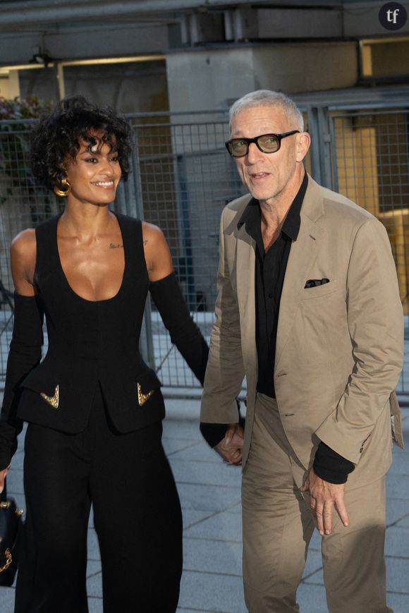 Au cœur du Centre Pompidou, Vincent Cassel et sa compagne Narah Baptisa ont fait une apparition remarquée au défilé Schiaparelli printemps-été 2026. Arrivant main dans la main, le couple qui a récemment accueilli son premier enfant, a fait sensation au milieu d’un parterre de célébrités notamment composé de la star de télé-réalité et femme d'affaires Kylie Jenner et la chanteuse Rosalía. De leur côté, les internautes n'ont eu d'yeux que pour Narah Baptista.