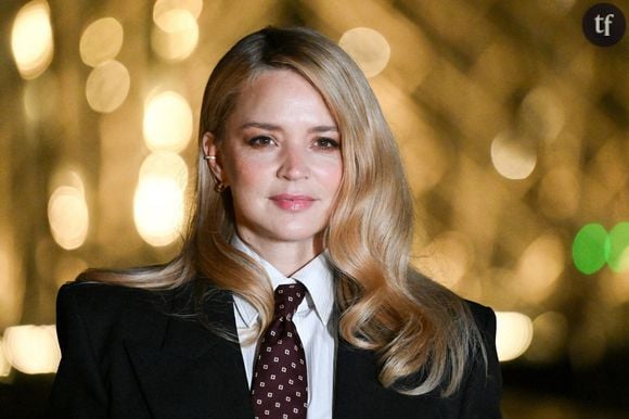 La bienveillance et la sororité sont de jolis mots, qu'on ne voit encore que trop peu sur Internet. Aperçue lors de la présentation de la collection Automne-Hiver de Roger Vivier à Paris, Virginie Efira a fait l’objet de critiques sur son physique et de commentaires acerbes sur les réseaux sociaux, venant pour la plupart de femmes.
"Je ne l'avais pas reconnu, elle a changé au niveau du visage", "Elle ne sait pas marcher avec des talons", "Botox et compagnie", "Démarche de camionneur", "On dirait qu'elle a pris un peu de poids" : voilà le flot de haine et de commentaires ciblant Virginie Efira sous une vidéo postée par Gala en mars. Une fois n'est pas coutume, les haters s'en prennent au physique d'une célébrité. Après Lena Situations, Millie Bobby Brown ou encore Leïla Bekhti (victime d'âgisme), c’est donc au tour de l'actrice belge d’être scrutée et critiquée. Le plus triste étant que la plupart de ces commentaires viennent de femmes.
