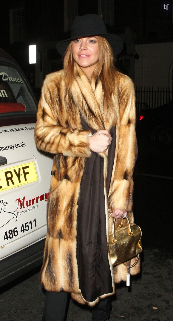 A nous quatre, un film très Terrafemina. "Bien avant Freaky Friday (et l'obsédant "Ultimate"), l'égérie de Disney Lindsay Lohan réjouit dans A nous quatre par sa rock'n'roll attitude, qu'elle débarque sur fond de Bad to the Bone pour jouer au poker, ou recouvre les adultes de goudron et de plumes. Son assurance de petite-je-sais-tout qui papote comme une aristocrate British lui attire les foudres de l'odieuse Meredith Blake, alias "Cruella", vamp fière d'être "belle et riche" et nouvelle petite amie de son père", décryptait-on en 2019 à propos de ce summer movie éternel...