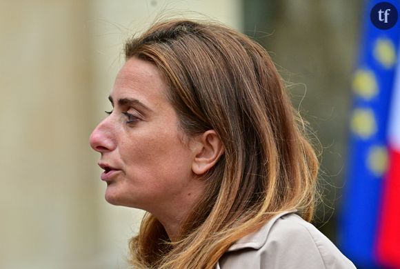 C’est d’une voix éloquente que la députée de Hénin-Beaumont assure ainsi : “Quand on est une femme on nous complexe tout le temps : tu es trop maquillée, les cheveux ca va pas... On m'a toujours parlé de ma veste, ma fameuse veste verte. En me disant un jour : "Ah t'as encore ta veste ?". Et le lendemain : "Tiens pourquoi tu l'as plus ?". On m'a toujours ramenée à ça car je suis une femme.”