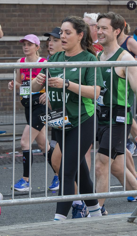 Tout ce manifeste élogieux et self love fait écho aux élans body positive des célébrités fières de leurs vergetures, les affichant sur Instagram, ou les engagements de mannequins grande taille tells que Ashley Graham. En 2017, en vacances aux Philippines, Ashley Graham s'était prise en photo sur son compte Insta en maillot de bain, avec de la cellulite en-dessous des fesses, témoignant avec éloquence : "Je fais de l'exercice. Je fais de mon mieux pour bien manger. J'adore la peau dans laquelle je suis. Et je n'ai pas honte de quelques bosses, bosses ou cellulite... et vous ne devriez pas non plus"