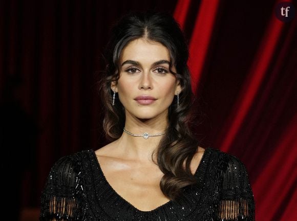 Une longue robe blanche, des escarpins ivoire à bouts pointus de la griffe Jimmy Choo, des boucles d'oreilles et un collier en diamant. Voilà le look des années 90 qu'a reproduit Kaia Gerber en septembre 2024.