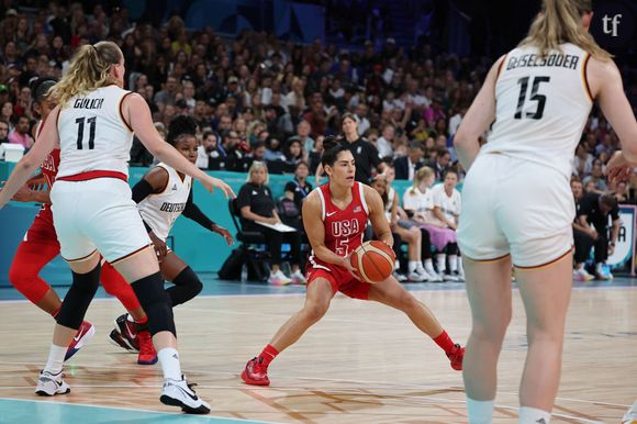 Plus encore, elles mettent en péril la sécurité de ces événements sportifs de haut niveau. En quatre jours, détaille encore le magazine, ce sont pas moins de deux matches qui ont été stoppés pour cette raison aussi triviale... Qu'inquiétante. “Ce n’est pas drôle. Ça n’a jamais été drôle”, s'alarme encore Isabelle Harrison, joueuse du New York Liberty, relate Courrier International. "Et en plus c'est super dangereux", ajoute Cecilia Zandalasini des Valkryies.